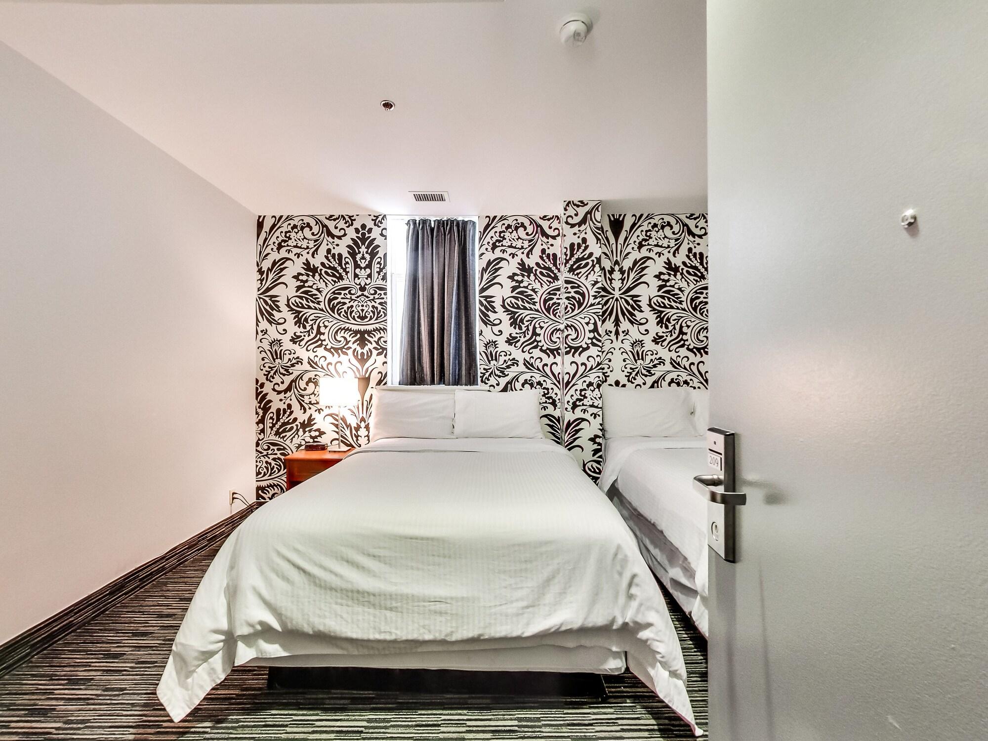 Isabella Hotel & Suites Торонто Экстерьер фото