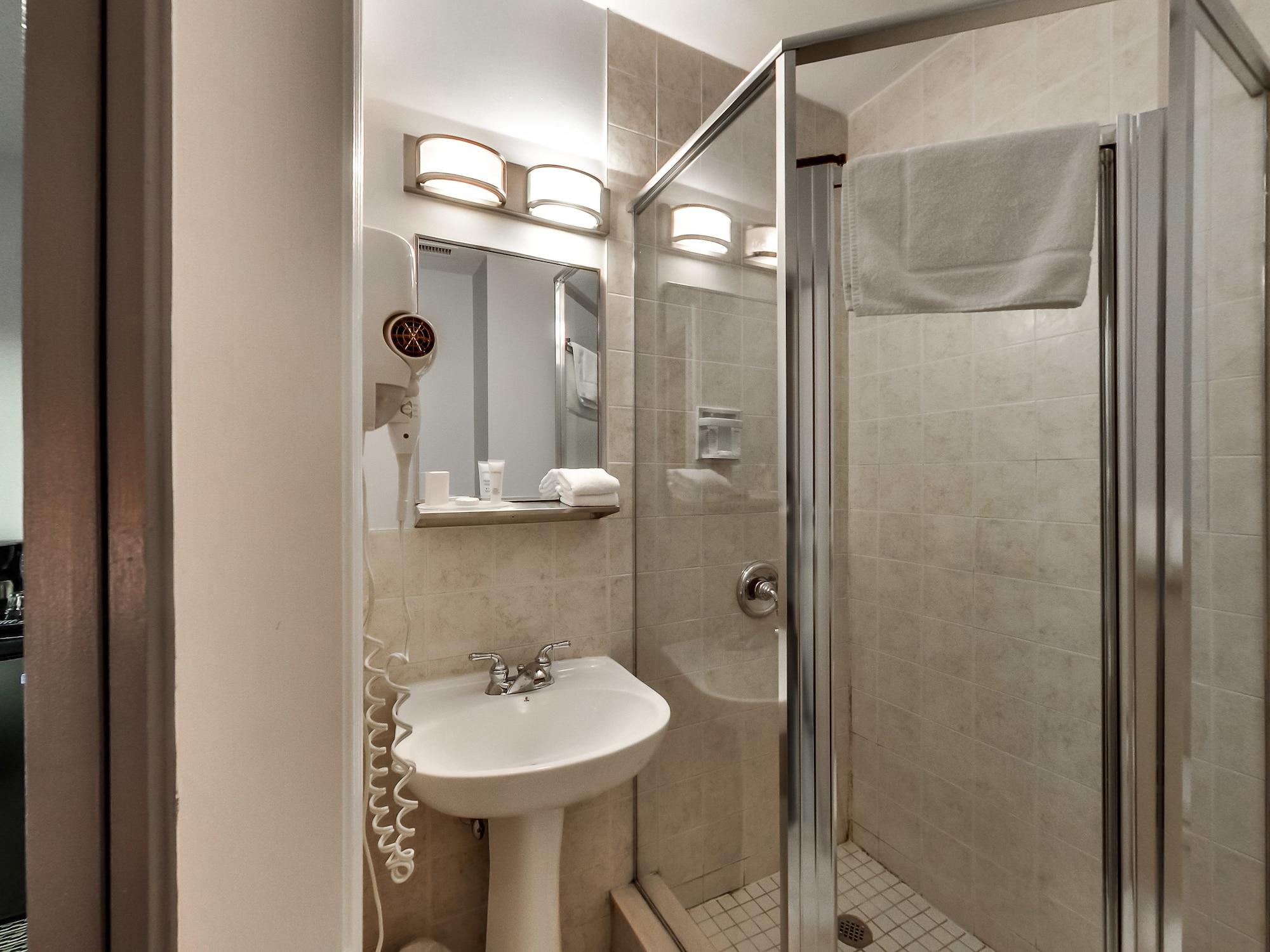 Isabella Hotel & Suites Торонто Экстерьер фото