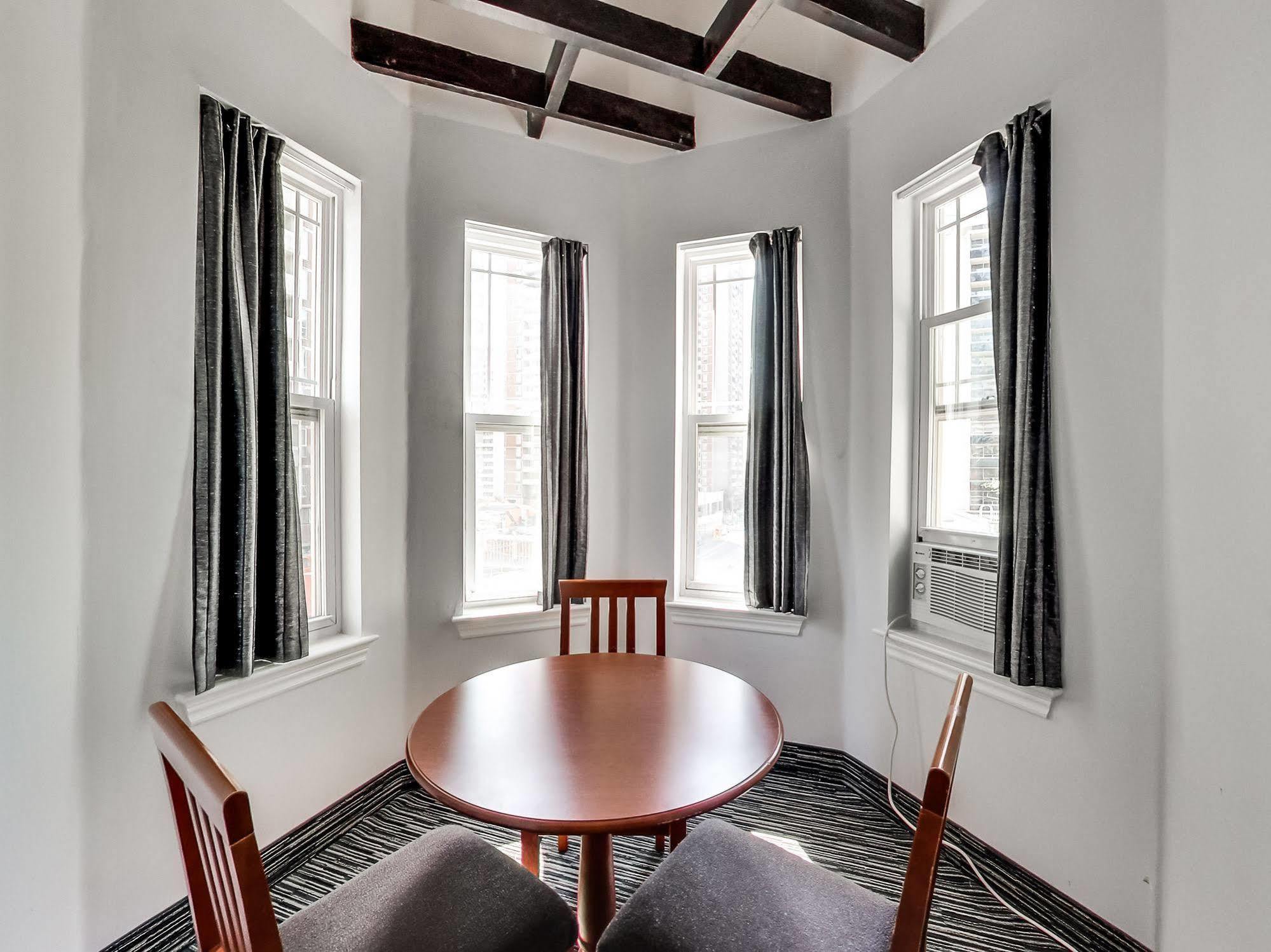 Isabella Hotel & Suites Торонто Экстерьер фото