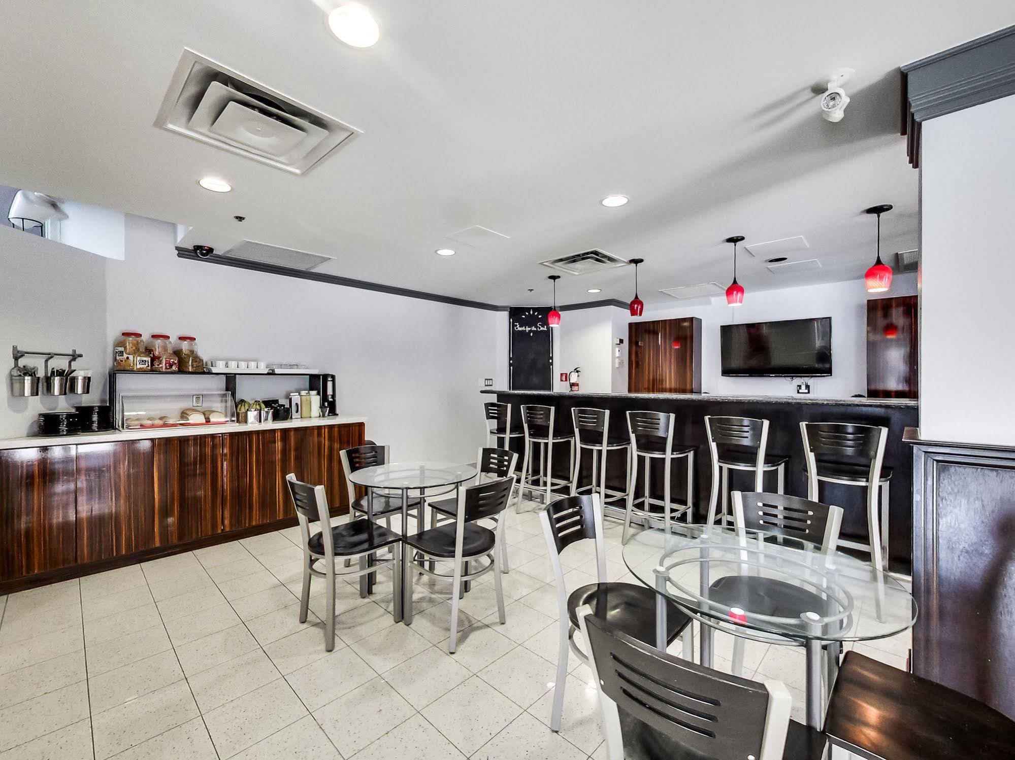 Isabella Hotel & Suites Торонто Экстерьер фото